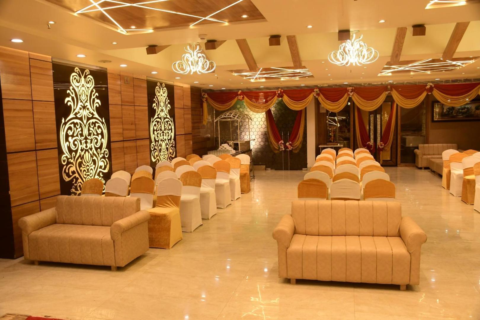 Hotel Gurveer Royal Лакхнау Экстерьер фото