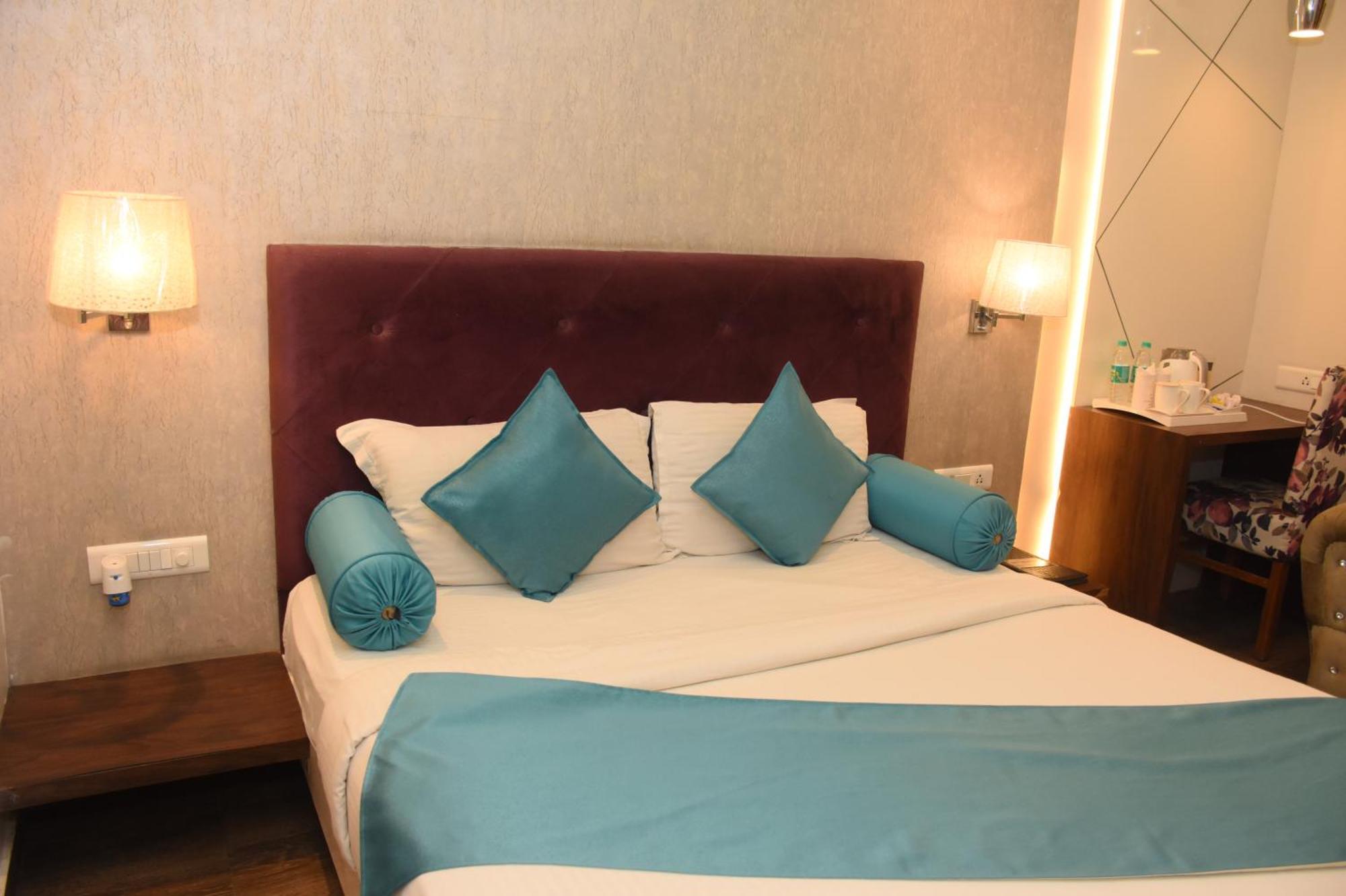 Hotel Gurveer Royal Лакхнау Экстерьер фото
