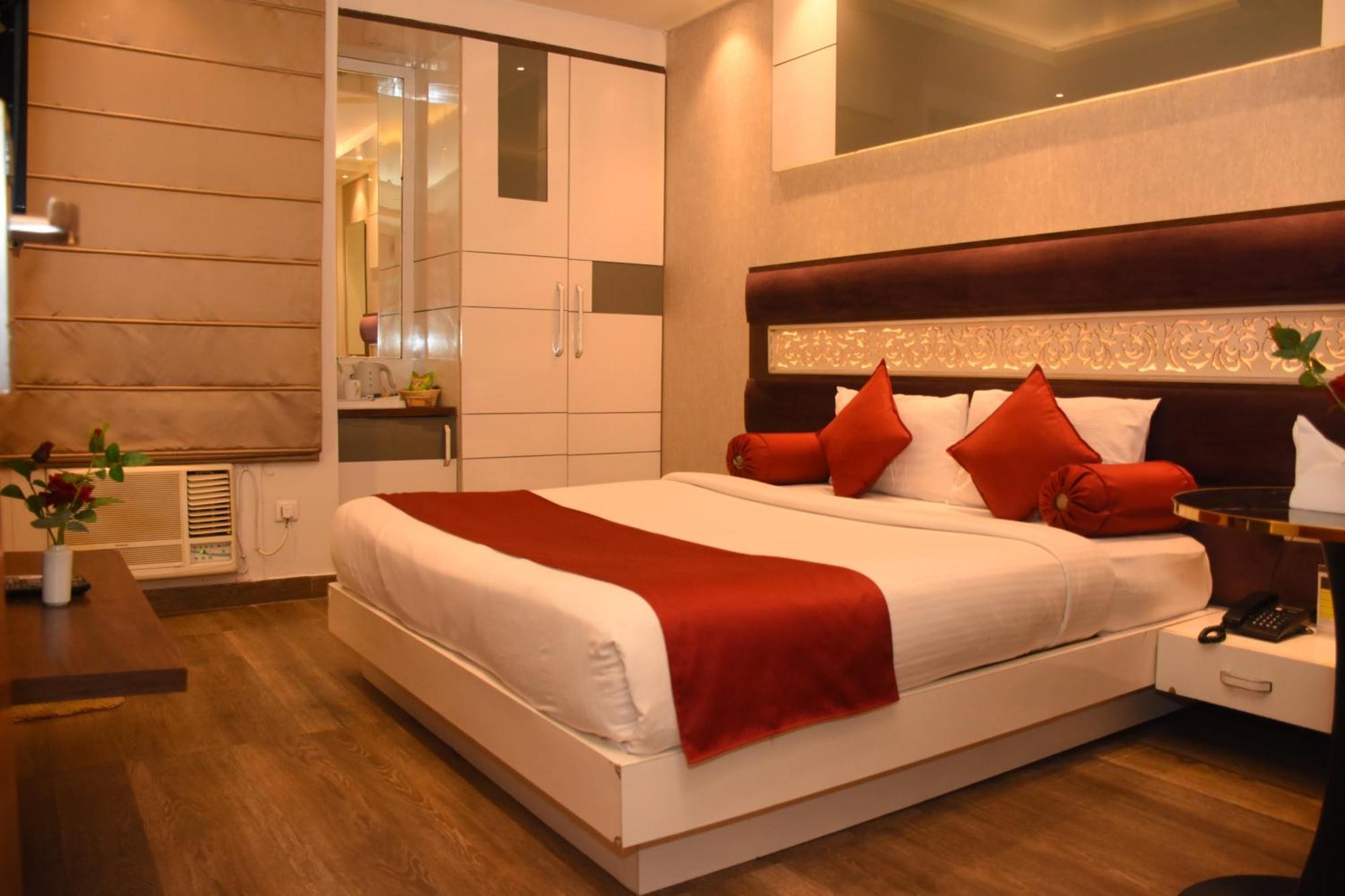 Hotel Gurveer Royal Лакхнау Экстерьер фото