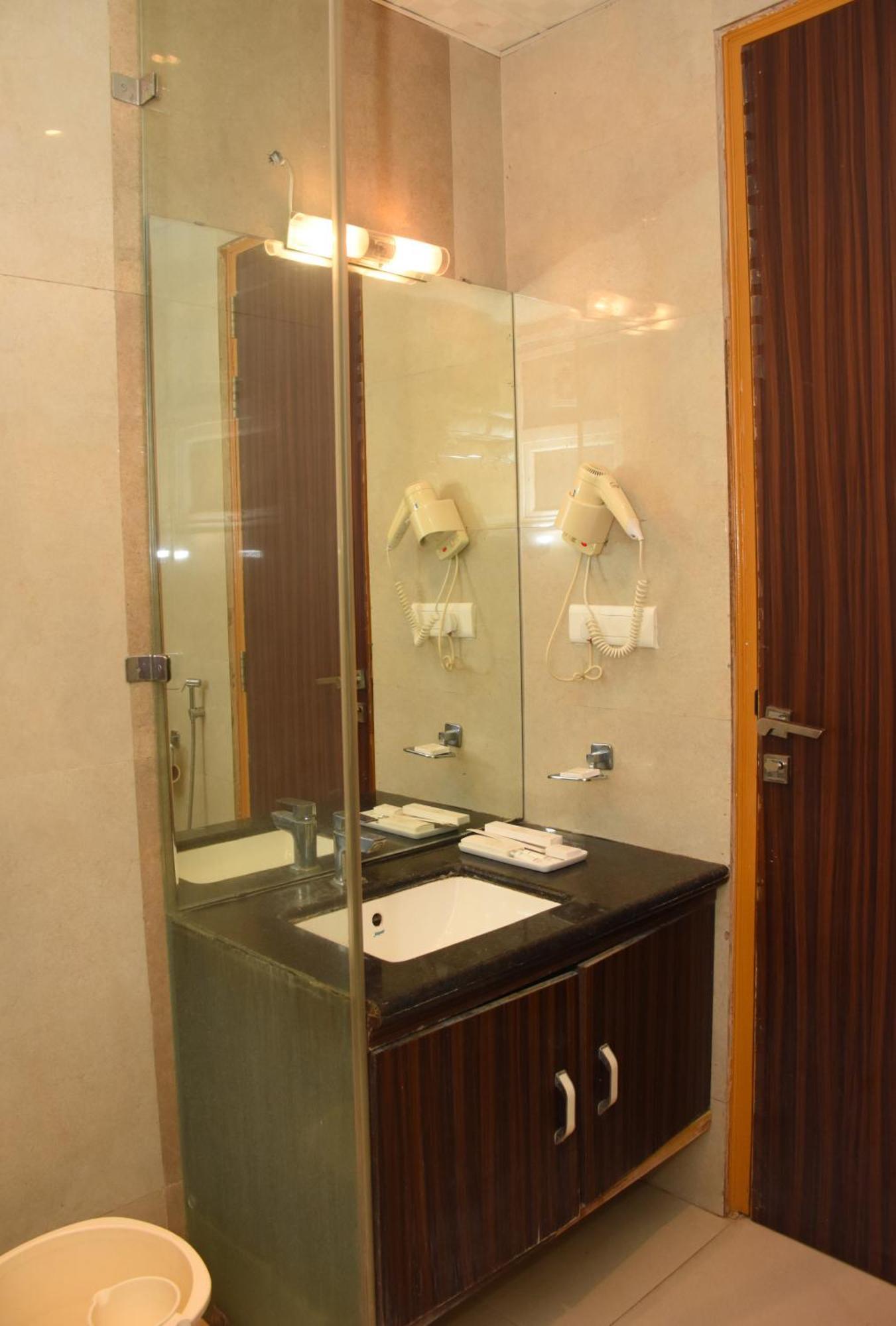 Hotel Gurveer Royal Лакхнау Экстерьер фото