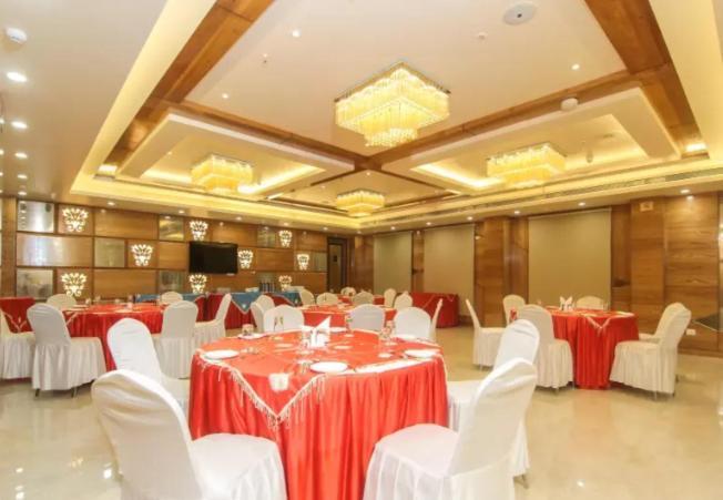 Hotel Gurveer Royal Лакхнау Экстерьер фото
