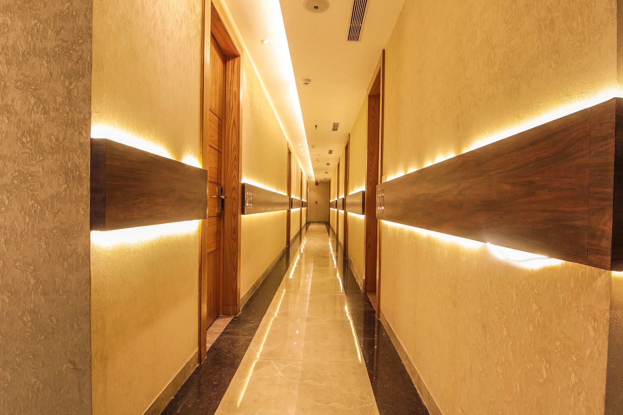 Hotel Gurveer Royal Лакхнау Экстерьер фото